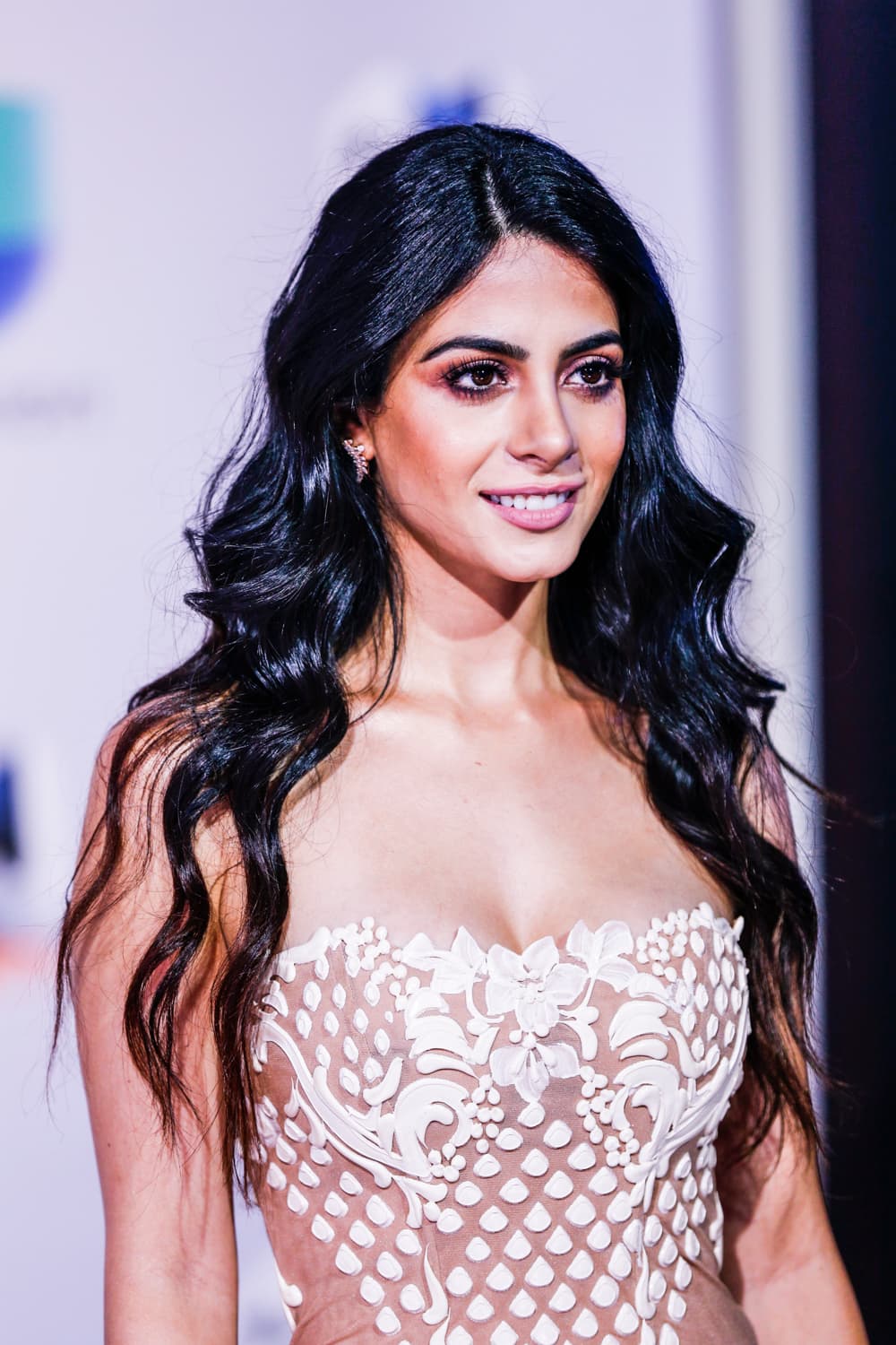 El maquillaje de ojos de Emeraude nos cautivó. Las sombras en tono malva con toques metálicos y las pestañas postizas fueron parte fundamental de su look.