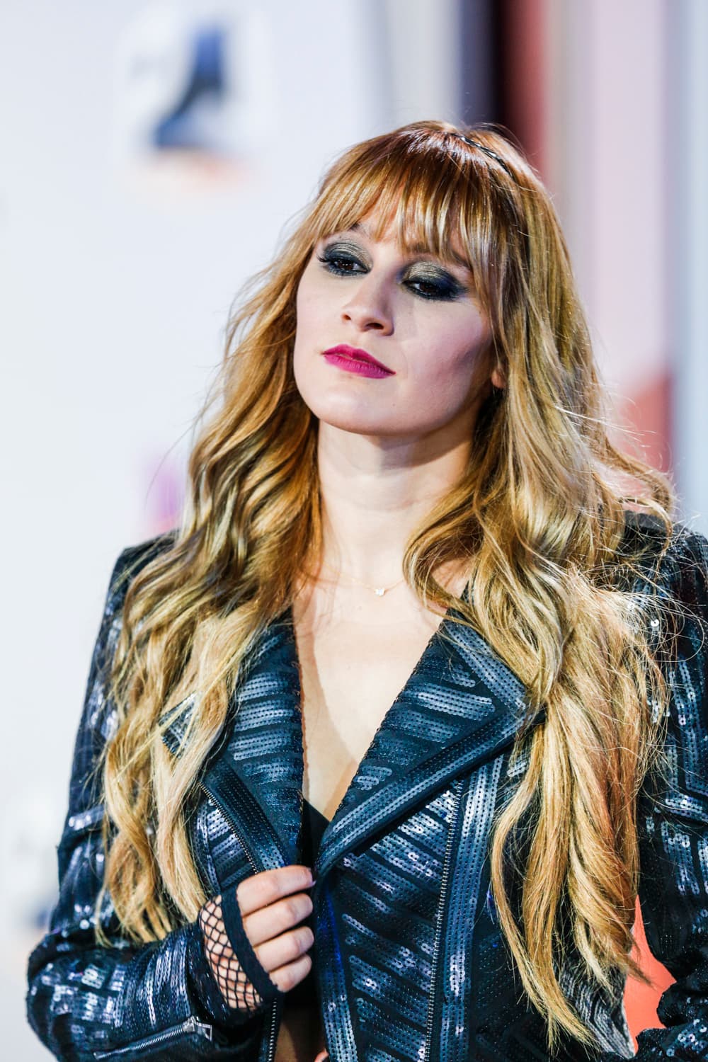 La tendencia de los labios en tonos saturados también estuvo presente en los Premios Juventud. Hanna de Ha Ash los llevó fucsia.