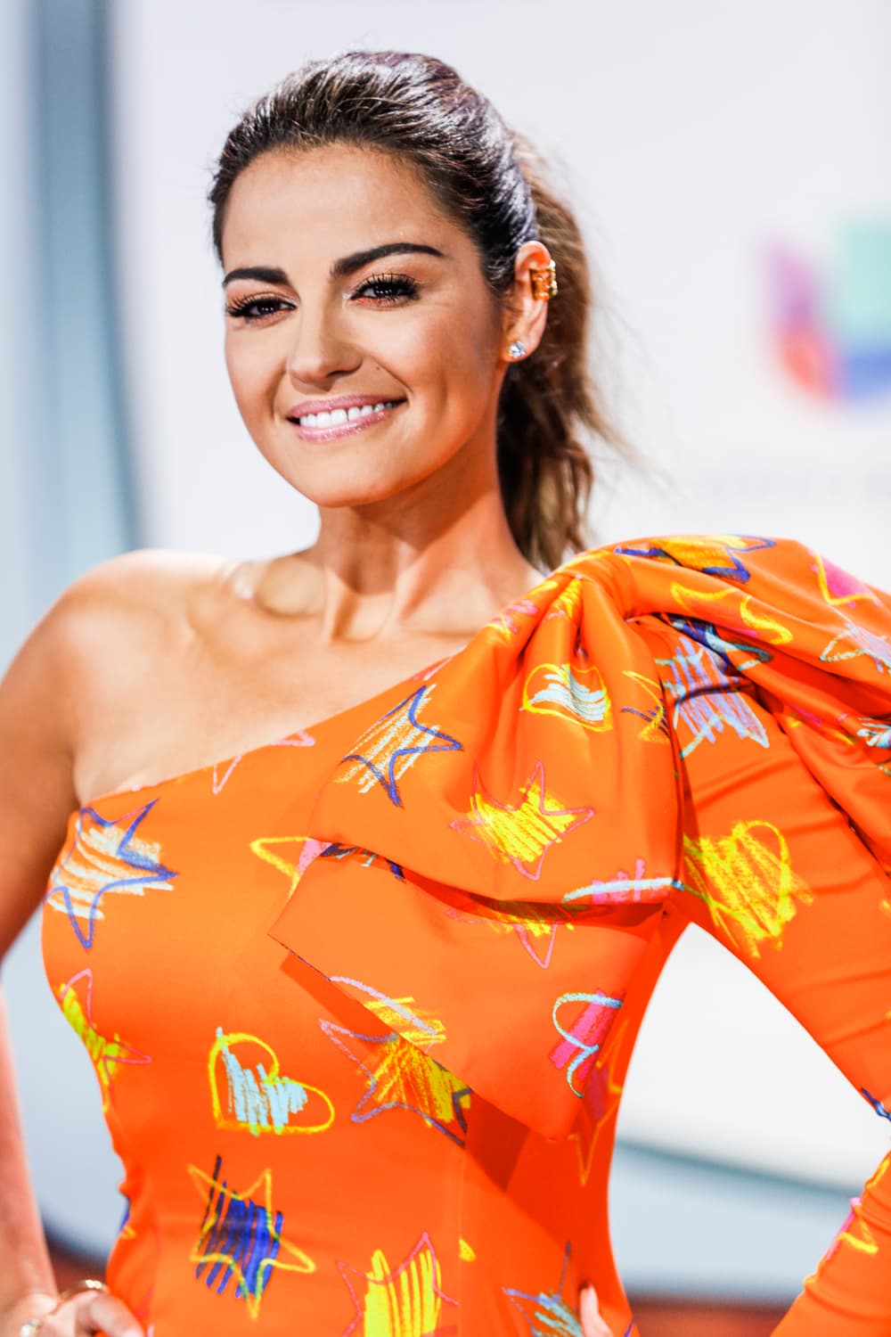 Maite Perroni lució fresca y juvenil. Los tonos nude se apoderaron de sus labios.