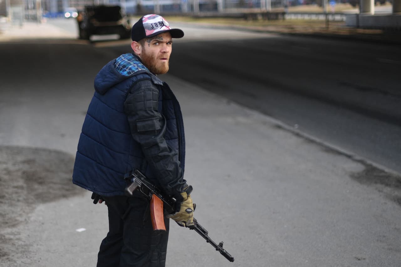 Un civil reservista armado protege una carretera hacia Kiev, el 25 de febrero. Aparentemente la resistencia ucraniana ha sorprendido a los rusos y algunos expertos militares temen que aumentarán los ataques con artillería, una estrategia para mitigar el impulso de los combatientes, muchos de ellos civiles que se unieron a la reserva militar.