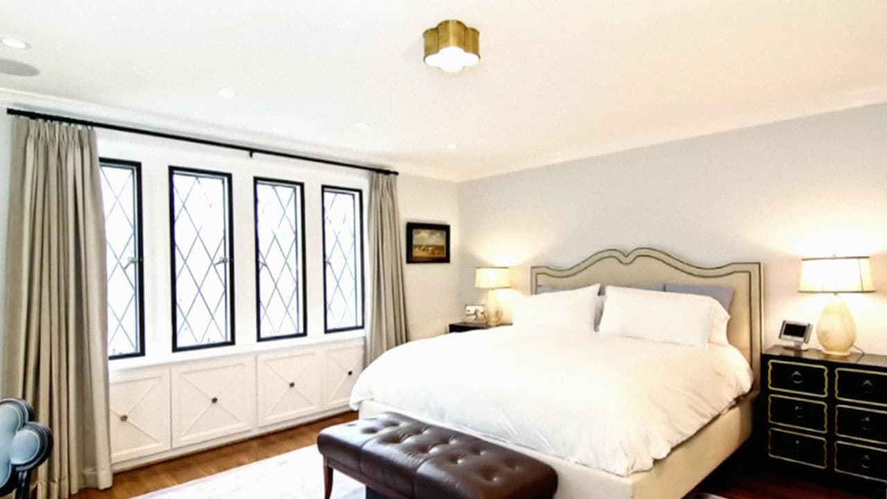 Los 8,1 millones de dólares que pagaron los Obama, hacen que la vivienda sea la segunda más cara del barrio, solo por detrás de la mansión de 23 millones de Jeff Bezos, fundador y director ejecutivo de Amazon y dueño mayoritario de
<i>The Washington Post</i>.