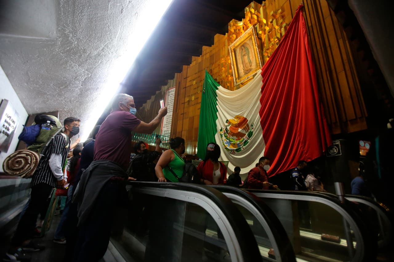 La fe por la Virgen de Guadalupe surgió en México el 12 de diciembre de 1531, cuando la leyenda dice que esta virgen morena se le apareció al indígena Juan Diego, quien fue canonizado en 2002 por el papa Juan Pablo II, en el Cerro del Tepeyac, a cuyos pies se ubica hoy la basílica.