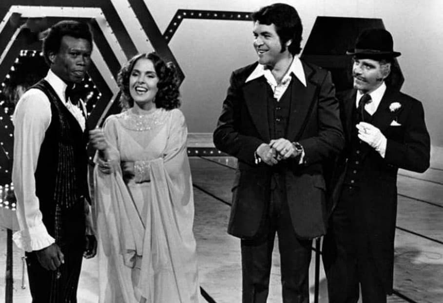 Combinaba su carrera de actriz con su faceta de cantante, por lo que era invitada a cantar en varios programas de la época.