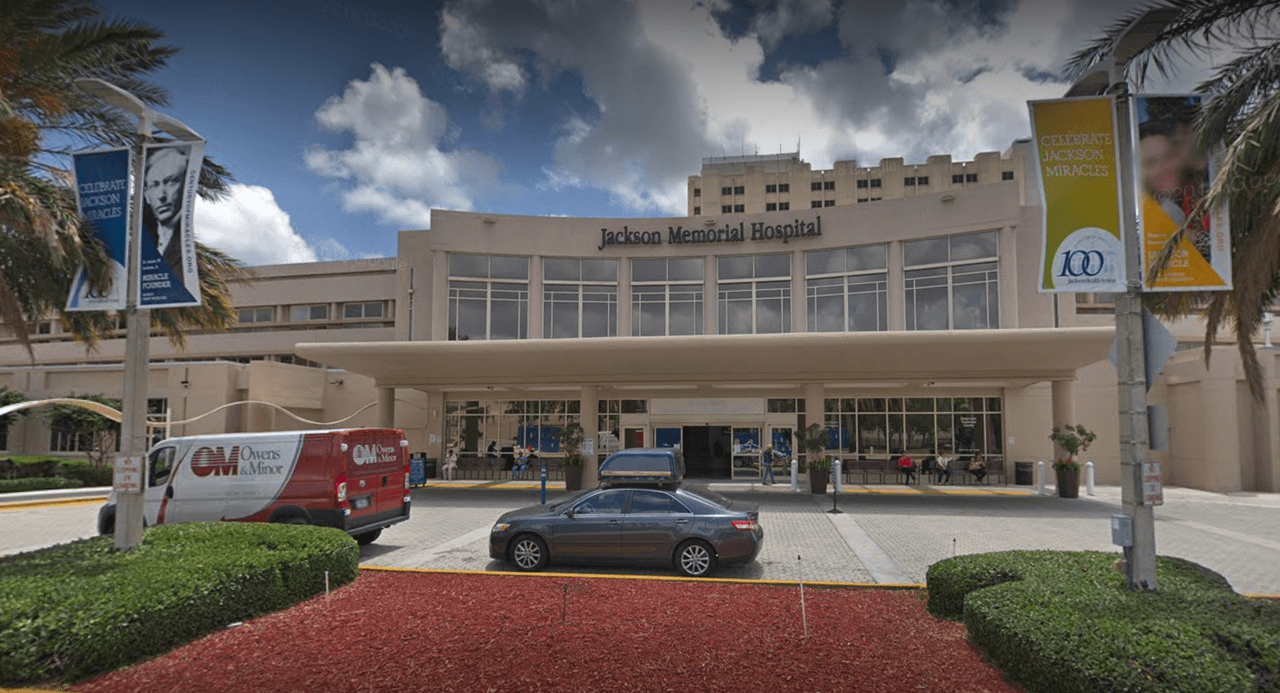 El cargamento de vacunas de Pfizer llegó a este hospital este martes por la mañana.