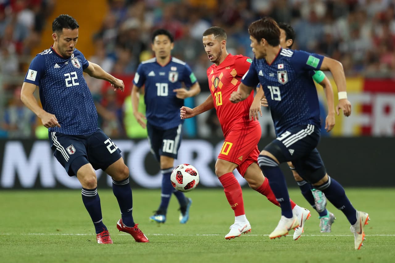 Nunca estuvo solo durante el partido. Hazard debió desprenderse pronto del balón para darle juego a sus compañeros.