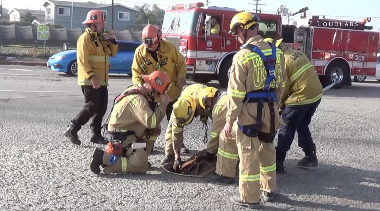 Así fue el rescate de un hombre atrapado en una alcantarilla en Wilmington