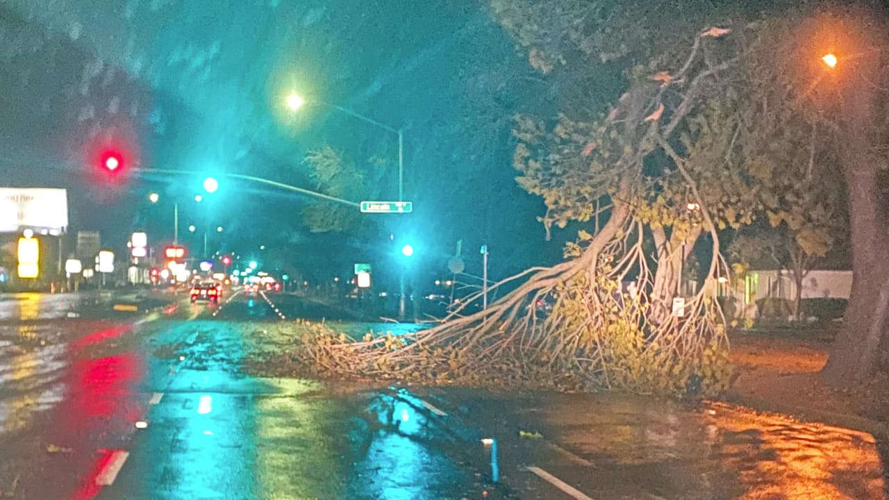 Autoridades policiales de Stockton también debieron atender varias emergencias durante la noche.
<b>El reporte del tiempo indica que las lluvias, nieve y vientos de hasta 65 millas</b> por hora continuarán hasta el viernes.