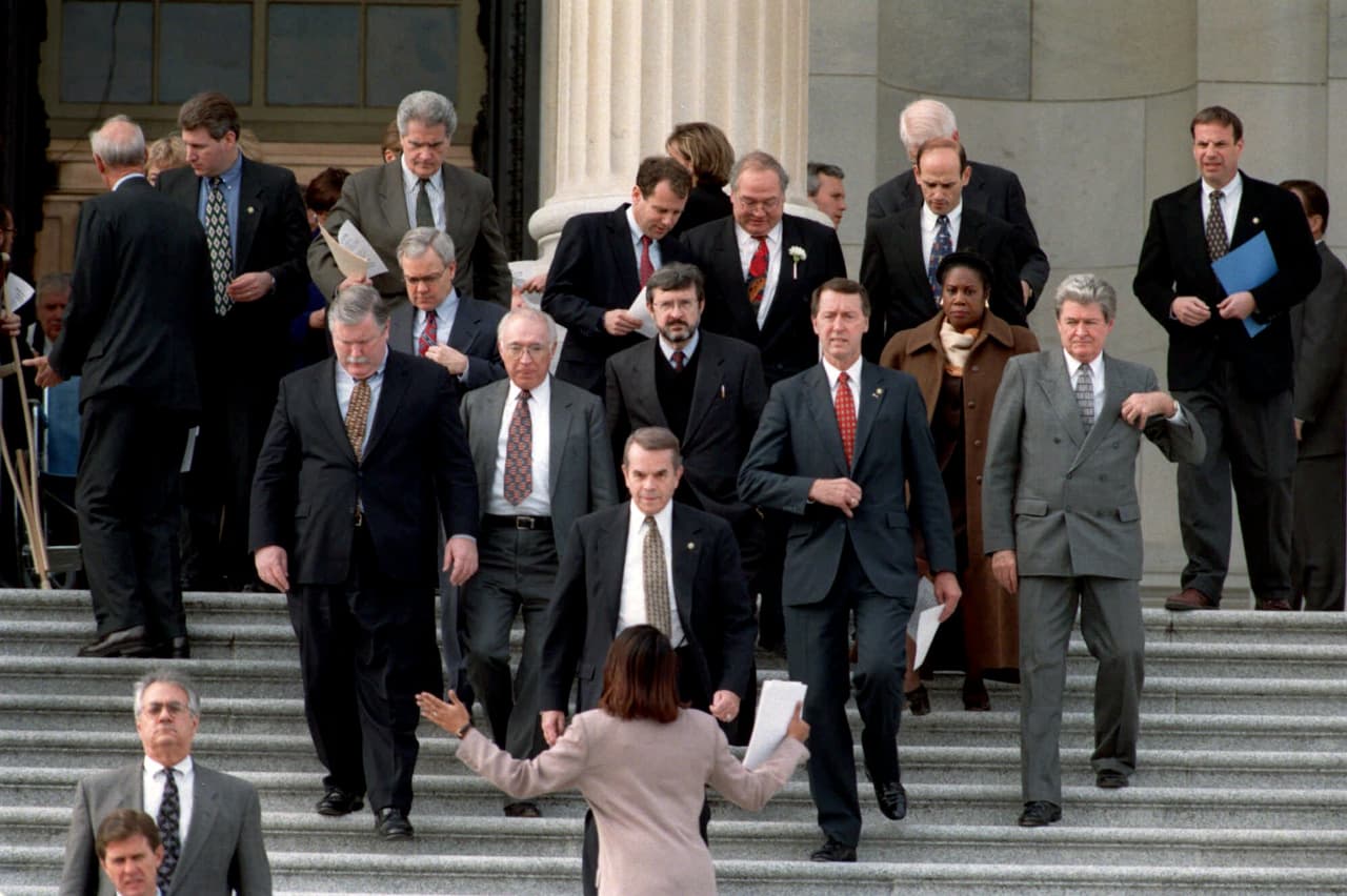 Los demócratas de la Cámara de Representantes el sábado 19 de diciembre de 1998, salieron del Congreso y fueron a la Casa Blanca para acompañar a Clinton. "En un día de drama constitucional y trauma personal, la Cámara liderada por los republicanos votó para aprobar la acusación al presidente demócrata de perjurio ante un gran jurado", describía 
<i><b><a href="https://www.washingtonpost.com/history/2018/12/19/clinton-impeached-how-presidents-peril-dominated-washington-posts-front-page-years-ago/?utm_term=.ea3d50871c9e" target="_blank">The Washington Post</a></b></i> aquel día.