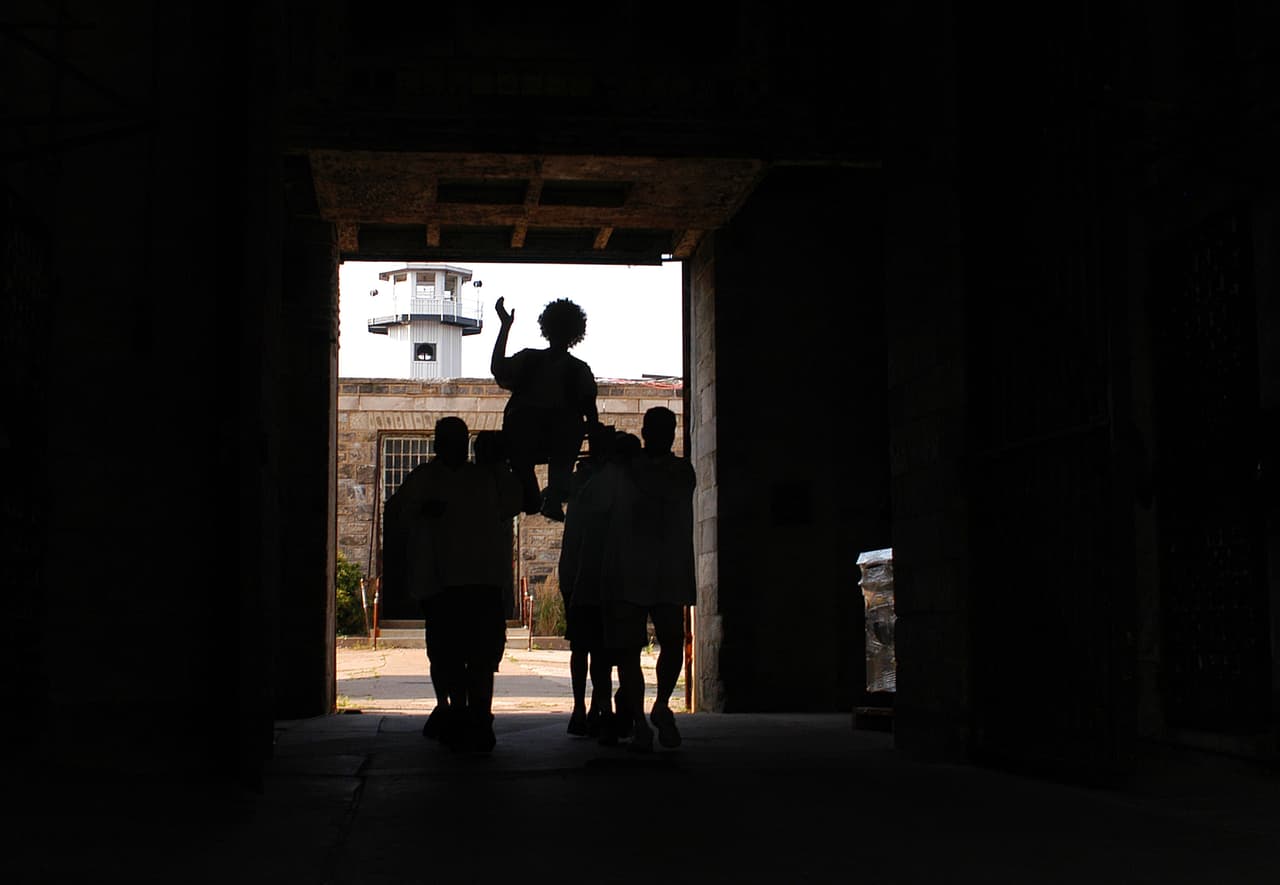 <b><a href="https://www.univision.com/local/philadelphia-wuvp/eastern-state-penitentiary-la-prision-mas-historica-de-estados-unidos-volvera-a-recibir-visitantes-fotos">Eastern State Penitentiary</a>, En Filadelfia</b>. Cualquiera que haya pasado un tiempo en Filadelfia probablemente haya pasado por los imponentes muros de esta prisión histórica. Una de las prisiones modernas más grandes y antiguas, no es de extrañar que muchas personas juren que está embrujada. Ya sea que haya fantasmas o no en el edificio, sin dudas es desafiante caminar por sus pasillos y contemplar a los miles de criminales que murieron allí sin sentir un escalofrío recorrer por la columna vertebral.