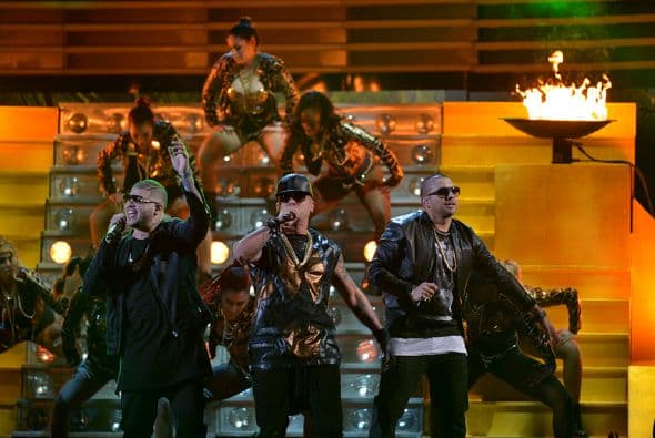 Farruko, Wisin y Sean Paul llegaron al escenario de Premio Lo Nuestro para encenderlo con su 'Passion Whine'.