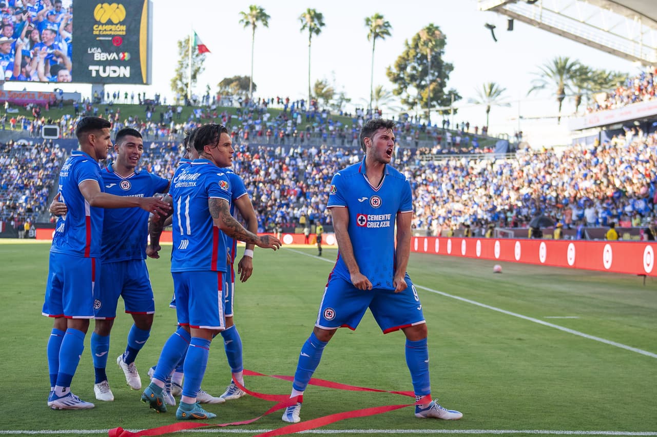 Julián Quiñones pasó de héroe a villano en cuestión de minutos, pues marcó el gol para empatar 2-2 en el tiempo reglamentario, pero voló el último cobro en los penales para darle el triunfo a Cruz Azul.