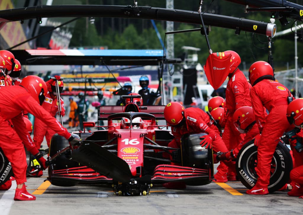 Max Verstappen se lleva el Gran Premio de Estiria en la Formula 1. El piloto neerlandés es número uno en el ranking de pilotos dejando muy atrás a Lewis Hamilton, quien quedó segundo; Bottas se queda con la tercera plaza. El mexicano Sergio Pérez no logra subir esta vez al podio, sin embargo sigue produciendo grandes resultados para Red Bull.