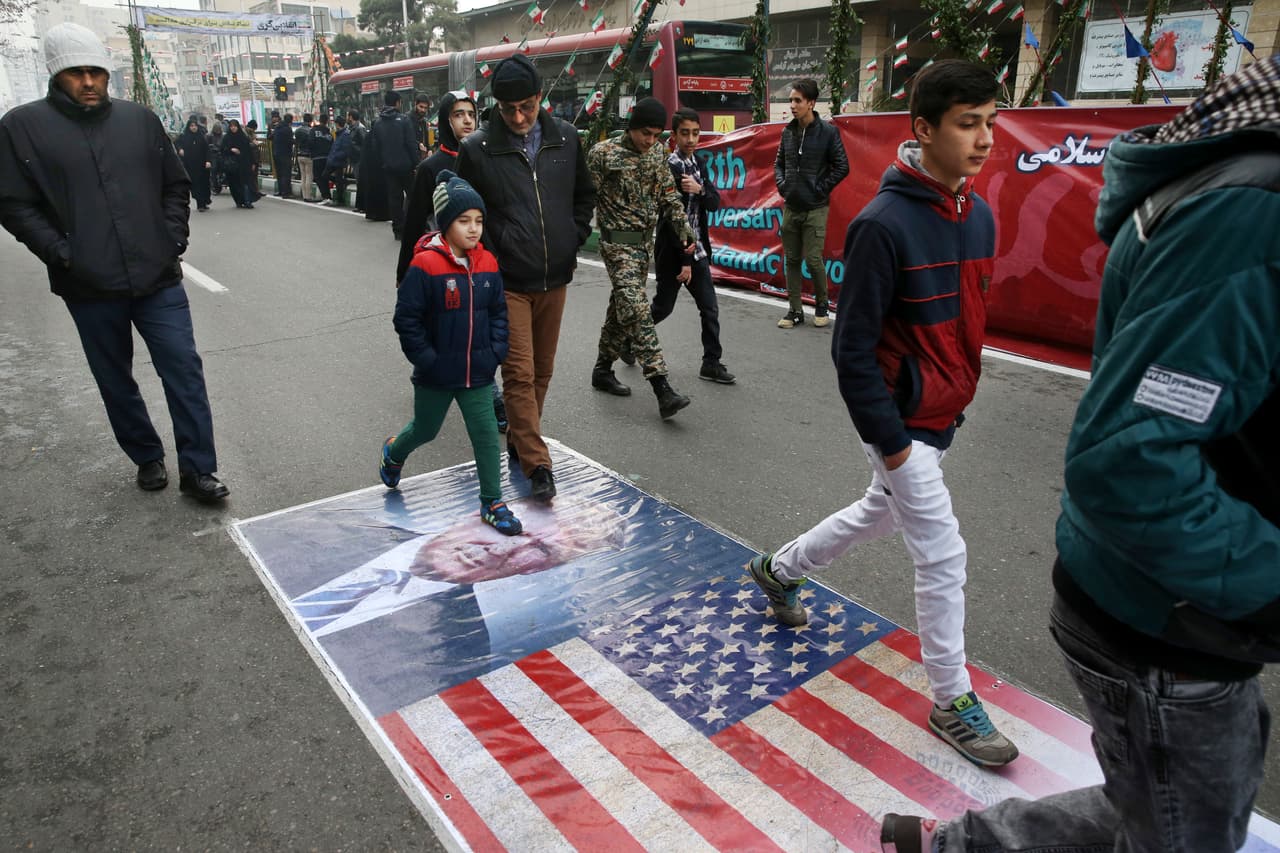 La televisión estatal mostró a gente pisando imágenes de Trump. Los manifestantes llevaban carteles en las que se leía: "Gracias, señor Trump, por mostrar el verdadero rostro de Estados Unidos".