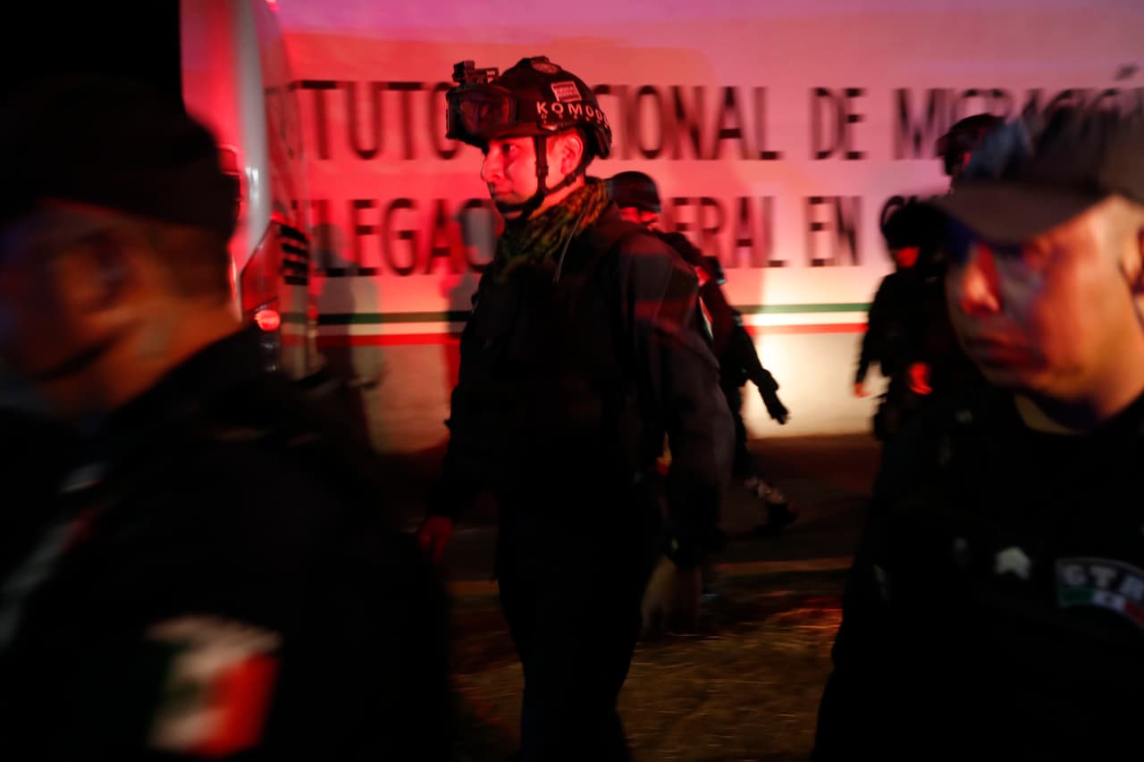 Unos 1,300 migrantes que se encontraban en la estación migratoria Siglo XXI de Tapachula, Chiapas, al sureste de
<a href="https://www.univision.com/temas/mexico-city">México</a>, protagonizaron una
<b> fuga masiva</b> de las instalaciones en la noche del jueves.
<br>