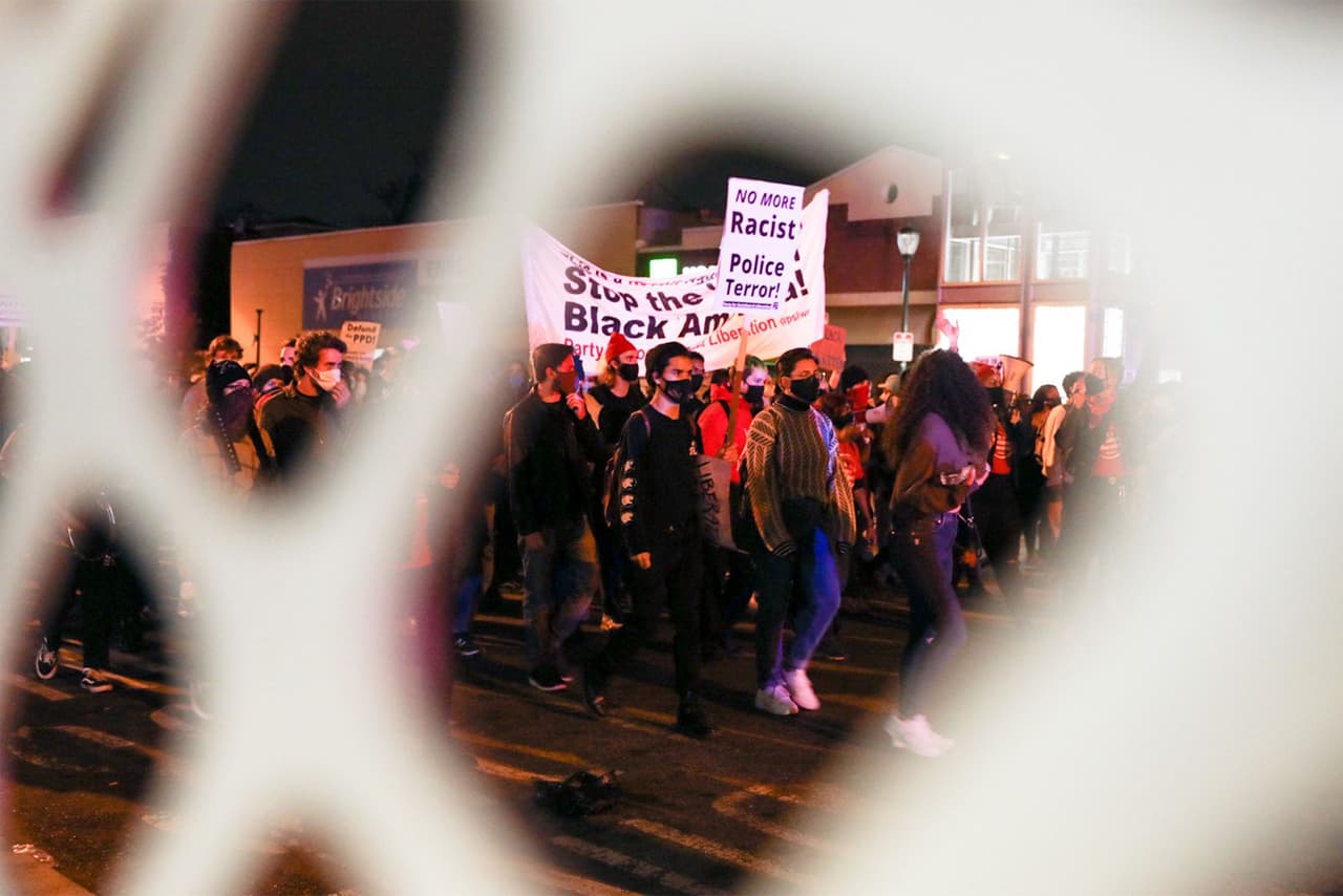 El nuevo malestar se produjo un día después de la 
<a href="https://www.univision.com/local/philadelphia-wuvp/esto-es-lo-que-se-sabe-del-caso-walter-wallace-el-hombre-de-27-anos-asesinado-por-la-policia-de-filadelfia-fotos">muerte de Walter Wallace</a>, de 27 años, cuya familia dijo que sufría problemas de salud mental. El lunes por la noche, cientos de manifestantes tomaron las calles y la policía antidisturbios los empujó hacia atrás con escudos. Se produjeron más de 
<a href="https://www.univision.com/local/philadelphia-wuvp/estalla-el-caos-en-filadelfia-luego-del-asesinato-de-walter-wallace-a-manos-de-la-policia">90 arrestos</a>.