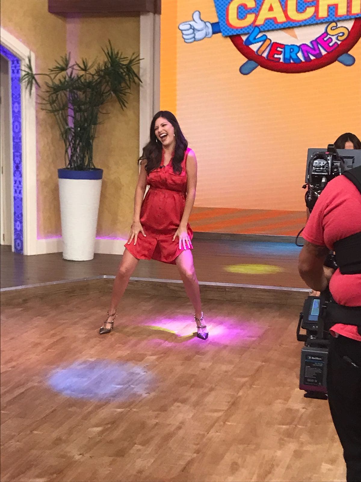 A sus 23 semanas de embarazo, Ana Patricia demostró que mueve la pancita mejor que nadie.