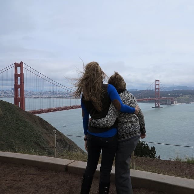 "Intentando rescatarme de alguna manera en algunos aspectos, porque cuando se murió mi mamá y mi tía y mi otra tía, que eran mis grandes pilares, sí me sentí muy triste, no caí en depresión porque jamás hubiera hecho algo que mi mamá o la gente que me quería hubieran dicho 'no manches, no me hubiera gustado verla así'", explicó en un episodio del programa Montse y Joe.