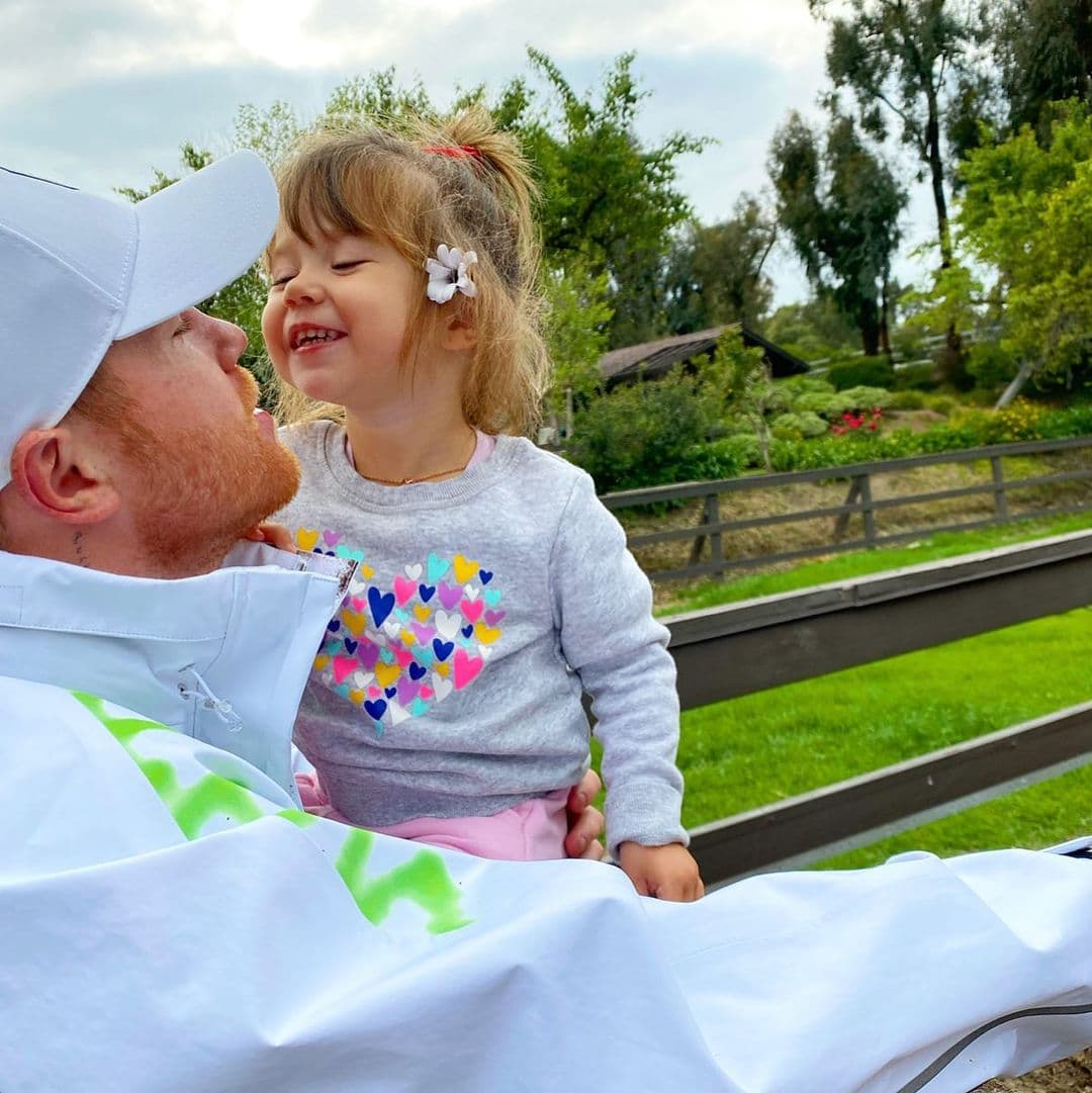 Madre e hija viajan en avión privado y la pequeña viste ropa de famosos diseñadores.