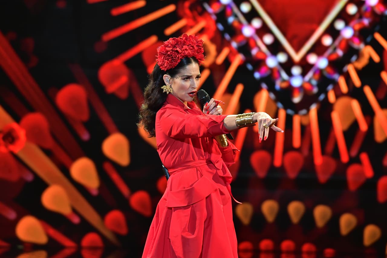 Además del vestido Carolina Herrera, Natalia usó zapatos rojos de charol del diseñador francés Christian Louboutin.
