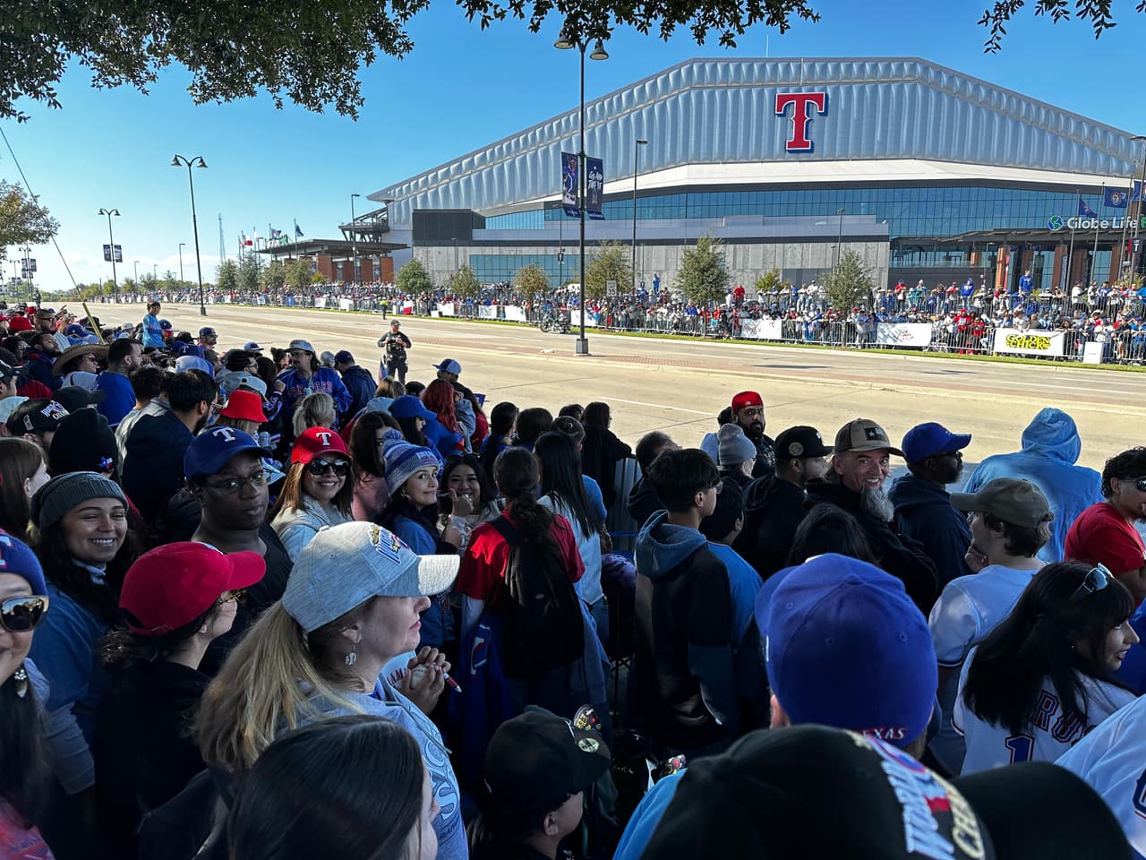 Bien abrigados y amontonados están los residentes del Metroplex de Dallas - Fort Worth esperando el desfile de los Texas Rangers.