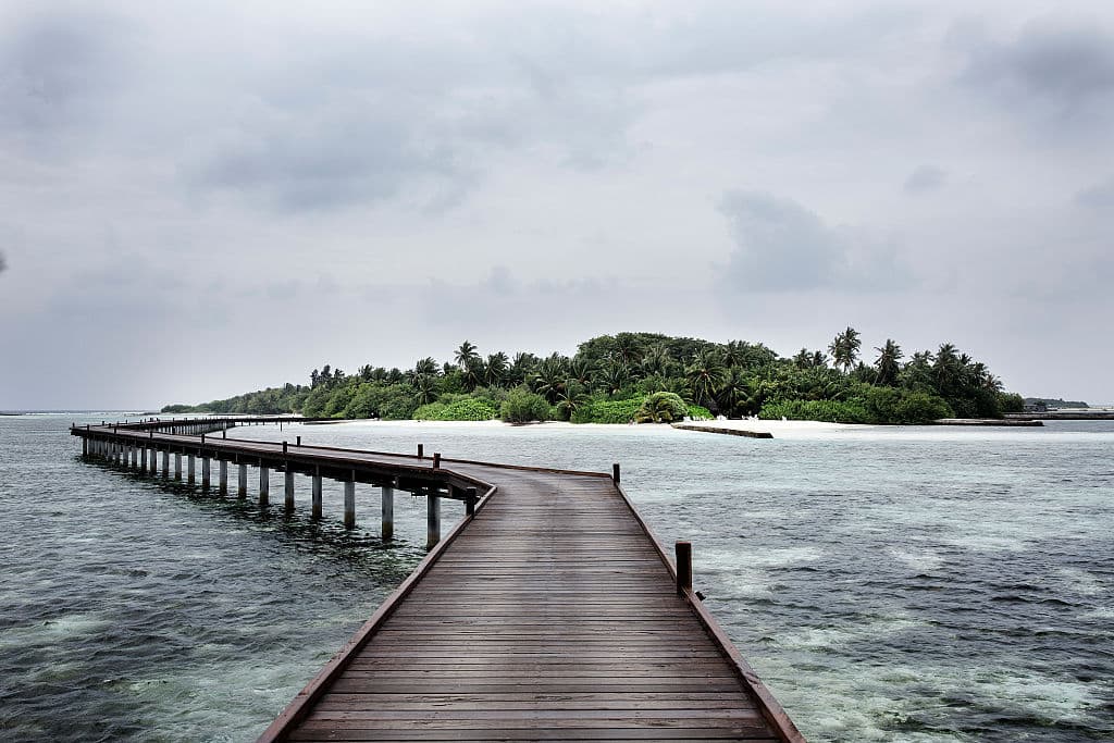 Desde un hidroavión se puede sobrevolar los atolones de las
<b>Maldivas</b> que dan la bienvenida a sus visitantes. Muchos de sus hoteles cuentan con habitaciones encima del agua e incluso algunos cuentan con restaurantes submarinos. Sus playas de postal están distribuidas en sus 26 atolones y arrecifes de este país insular en Asia donde los viajeros toman el sol o bucean en sus aguas color azul turquesa que esconden un universo de arrecifes coralinos y poseen una de las mayores biodiversidades marinas del mundo.