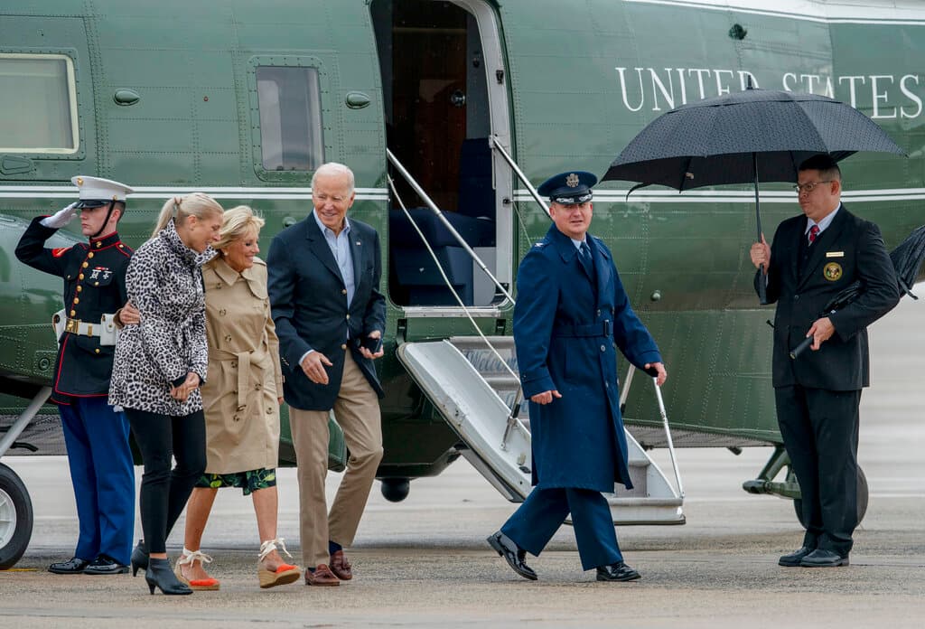 Con el equipo completo, casi a las 10:30 de la mañana los Biden y los Jones se encaminaron al Air Force One para el vuelo de poco más de 3 horas y media de duración.