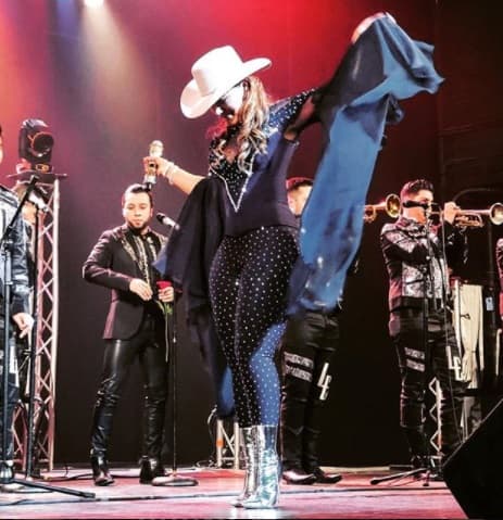 Actualmente, la cantante hace presentaciones en diversas ciudades de Estados Unidos, donde intérpreta lo mejor de su repertorio duranguense y de su nueva faceta en la banda.