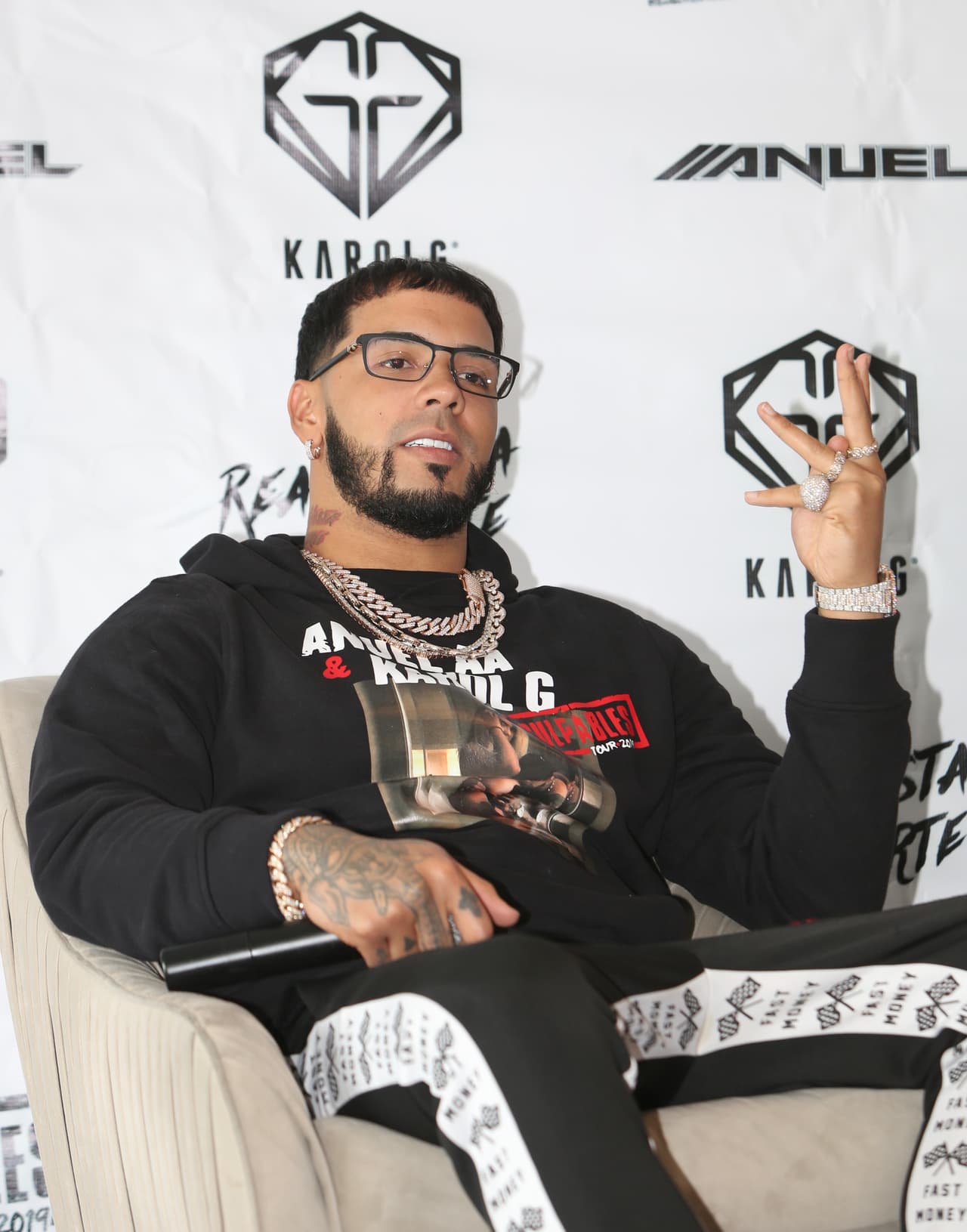 Informes de la policía chilena consignan que Anuel AA y Karol G supieron que les habían robado cuando, al regresar del Movistar Arena, intentaron abrir las puertas de sus habitaciones y no podían. Pidieron ayuda y al lograr entrar descubrieron que faltaban cosas tanto de ellos como del equipo que les acompaña.