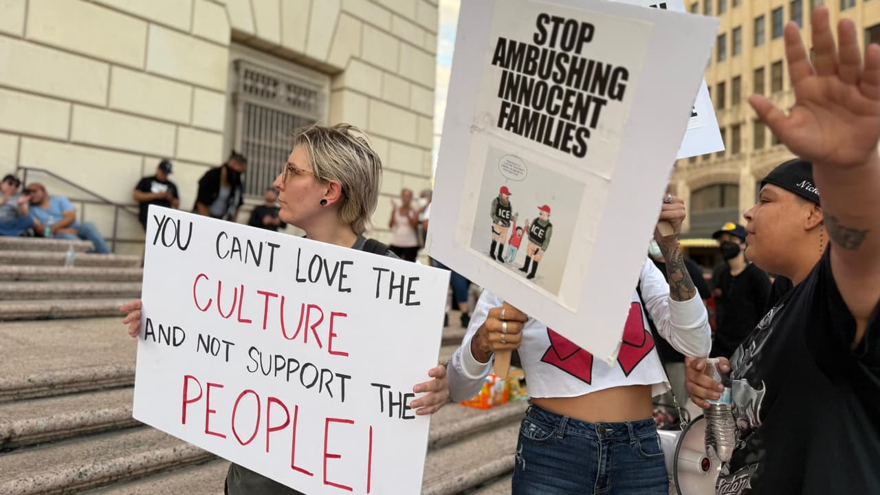 Este miércoles, decenas de personas salieron a las calles de San Antonio a mostrar su descontento por los operativos y arrestos de ICE. Con megáfonos, carteles y hasta llorando expresaban su “tristeza” por todo lo que ha ocurrido con los inmigrantes en Estados Unidos. Aunque se reportaron algunos empujones, el ambiente se mantuvo pacífico y no hubo fuertes enfrentamientos.