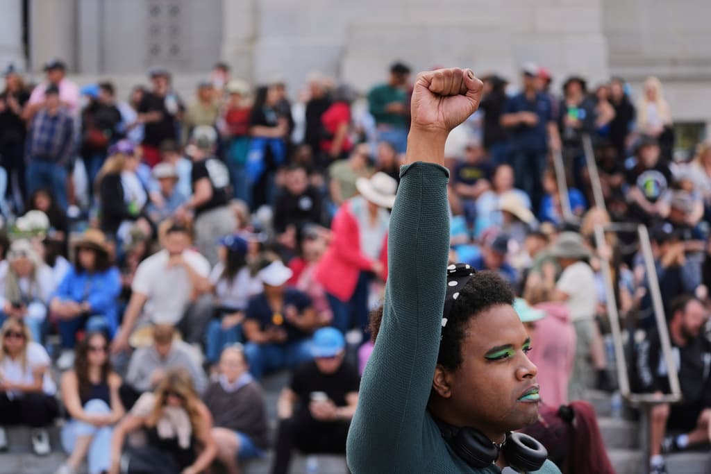 Con su puño en alto, Mocha Jay respondió a la invitación tanto de Bernie Sanders como de Alexandria Ocasio Cortez para mantener la lucha por los 
<b>derechos garantizados a todo ser humano</b>.