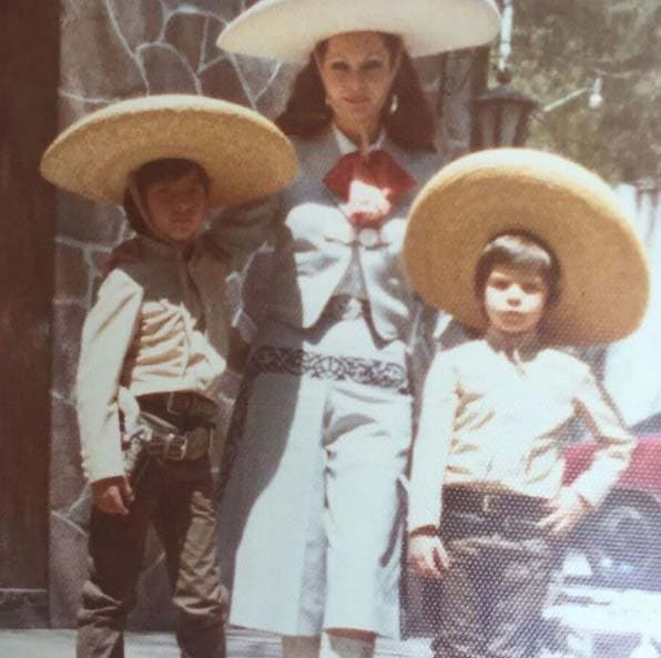 Del bául de los recuerdos: Raúl compartió una linda foto con su hermano Armando y su mamá Norma Herrera.