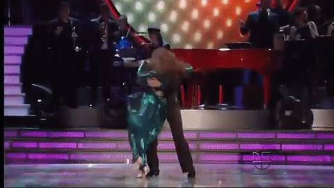 La actriz Elizabeth Gutiérrez bailó a ritmo de disco como una diva.