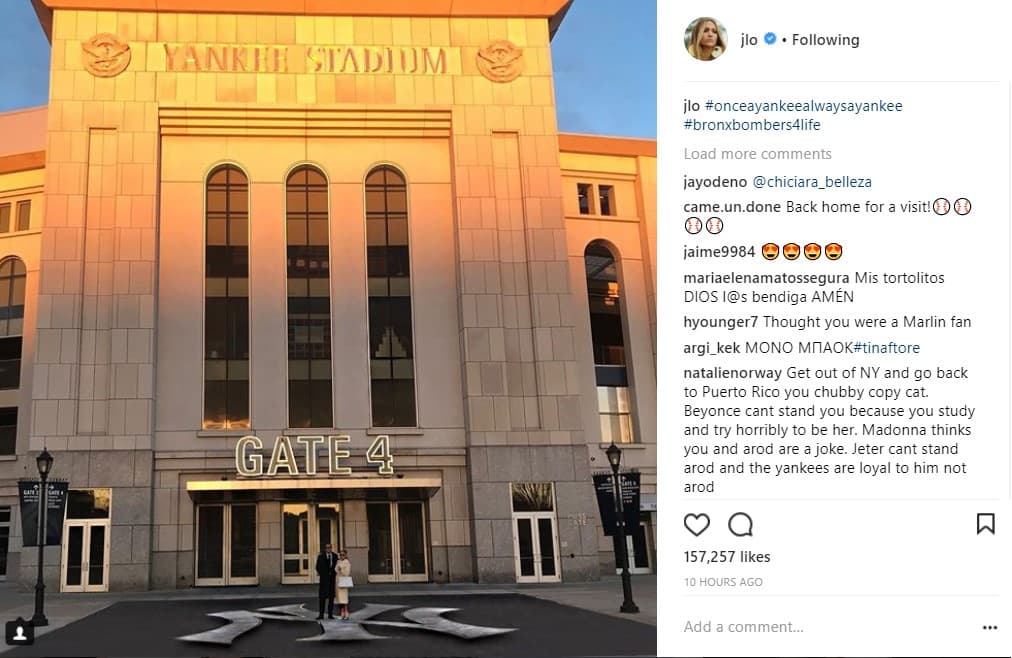 La cantante Jennifer López y el expelotero Alex Rodríguez llegaron este domingo al Yankee Stadium a participar de una sesión de trabajo de Project Destined, una organización sin fines de lucro fundada en el 2016 para promover el liderazgo y las oportunidades de desarrollo entre los jóvenes pobres.