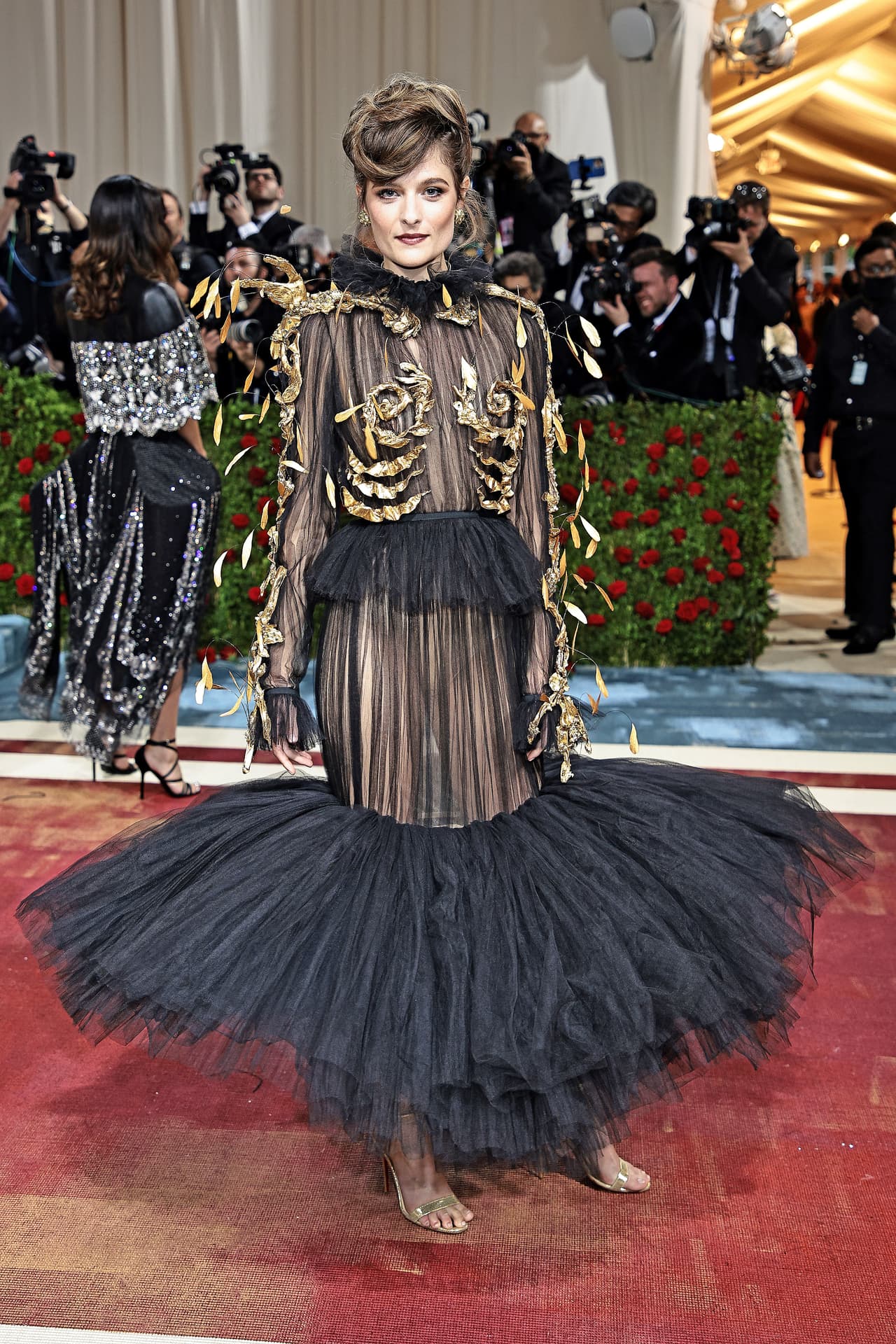 Sobre la actriz 
<b>Louisa Jacobson</b> había gran expectativa, pues es parte de la serie ‘The Gilded Age’, que muestra el mismo periodo de tiempo del evento de moda. Sin embargo, optó por distanciarse por completo de la ficción al llevar un vestido negro con transparencias, encajes dorados y dos grandes faldas de tul.