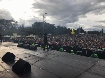 Christian Nodal se presentó ante poco más de 30,000 colombianos, quienes lo sorprendieron gratamente cuando corearon con él su interpretación del tema 'Adiós amor'.