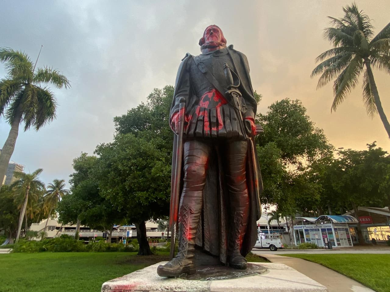 La protesta se tornó caótica cuando decenas de policías de la ciudad de Miami llegaron en sus patrullas y hubo confrontaciones.