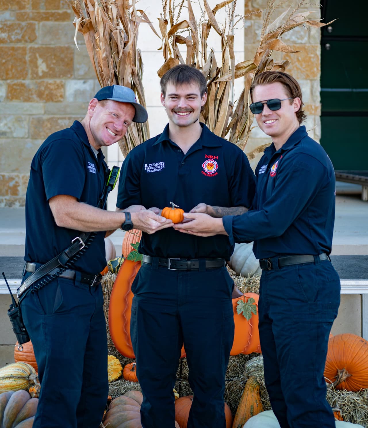 La idea inicial de los agentes de North Richland Hills era no quedarse atrás frente a los bomberos de North Richland Hills (foto), quienes días antes tuvieron su sesión fotográfica de otoño en un pequeño pumpkin patch. Y después de todo, lo que provocaron no fue solo risas, también
<b> otros sentimientos en las vecinas de esta comunidad. </b>