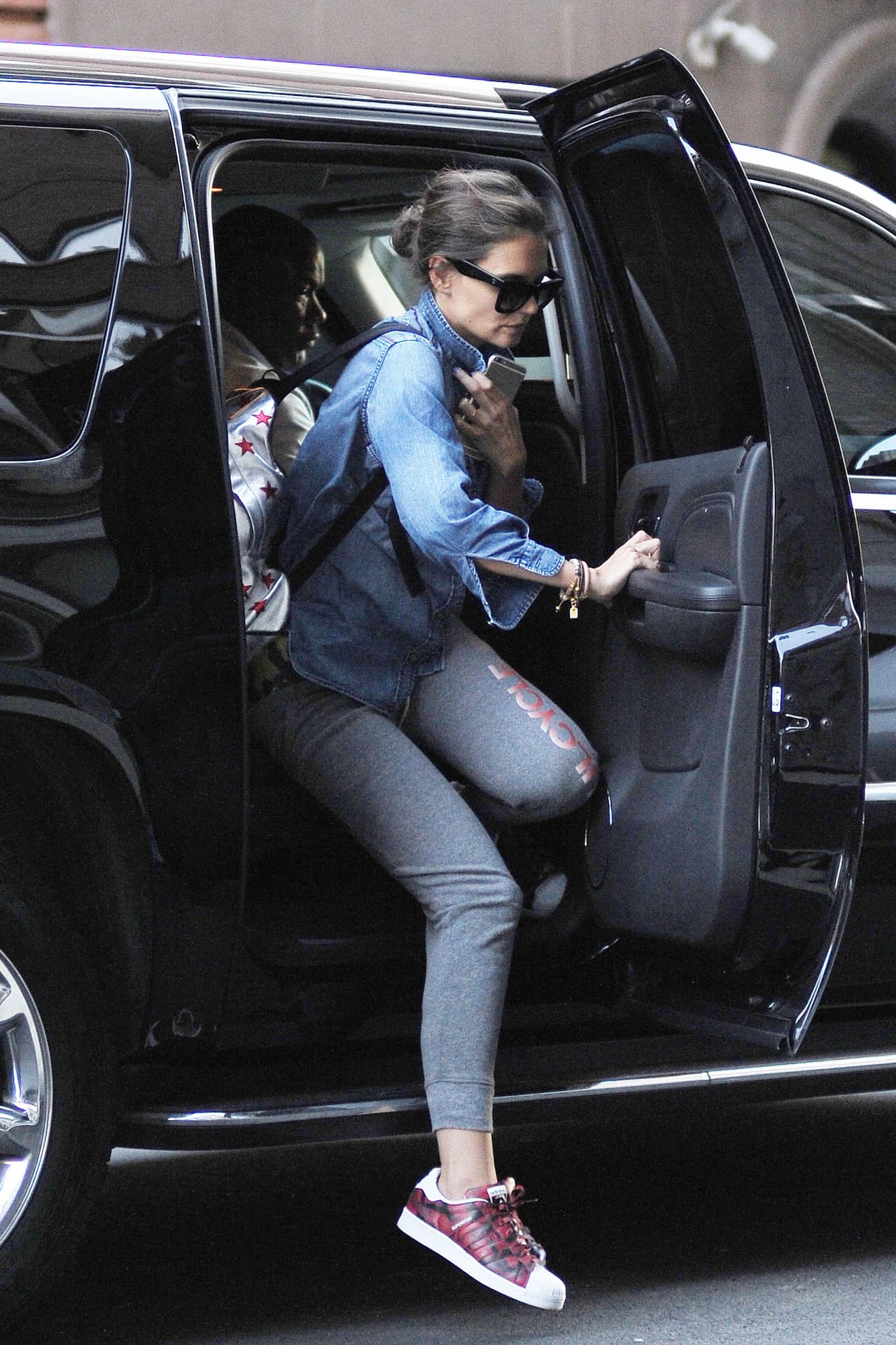 ¿A poco no te gustaría verte tan bien como Katie cada que llevas a tu nena a la escuela?