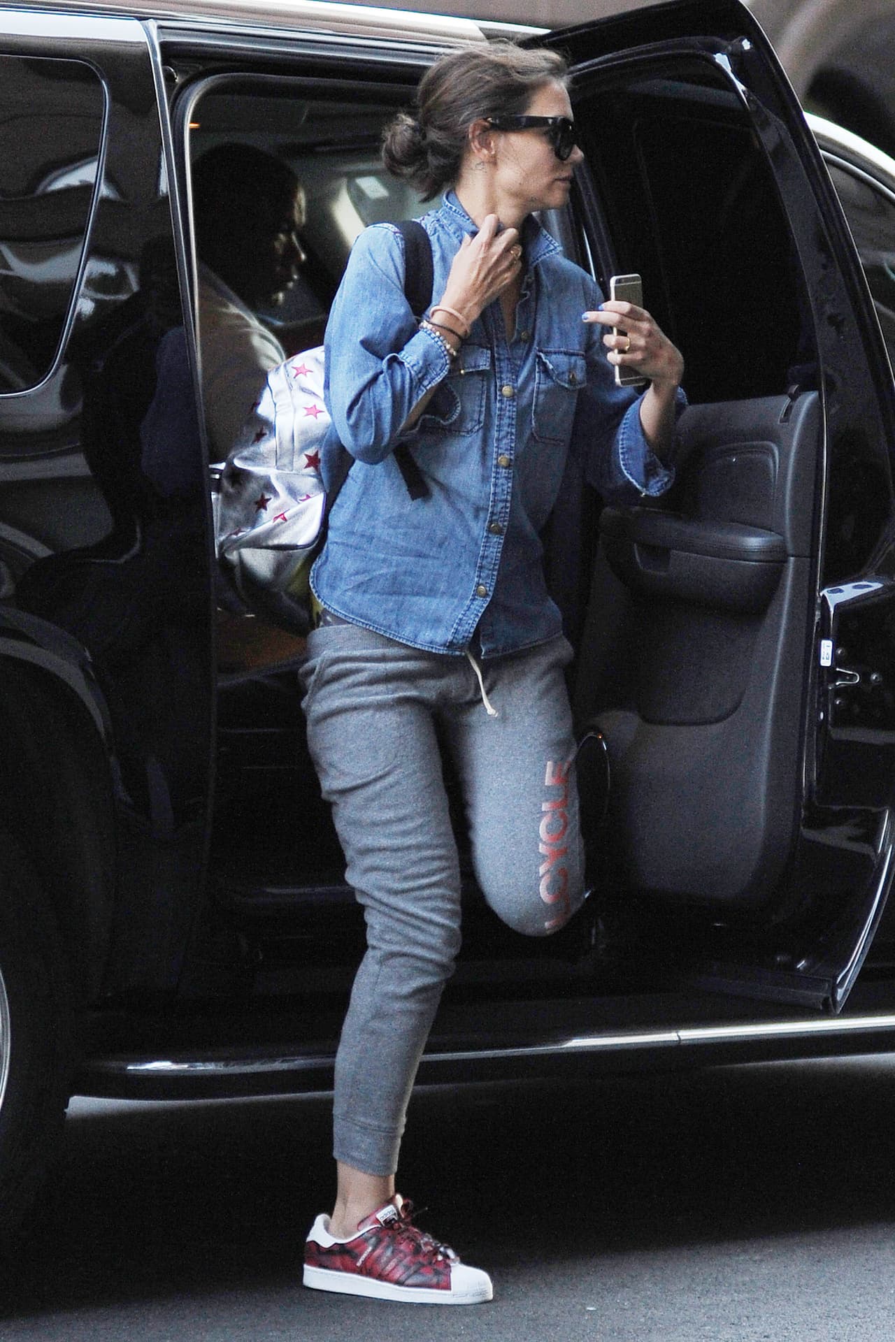 Ambas tienen un toque muy personal para vestirse, incluso algunas veces son captadas con el mismo modelo de zapatos. ¡Qué complicidad!