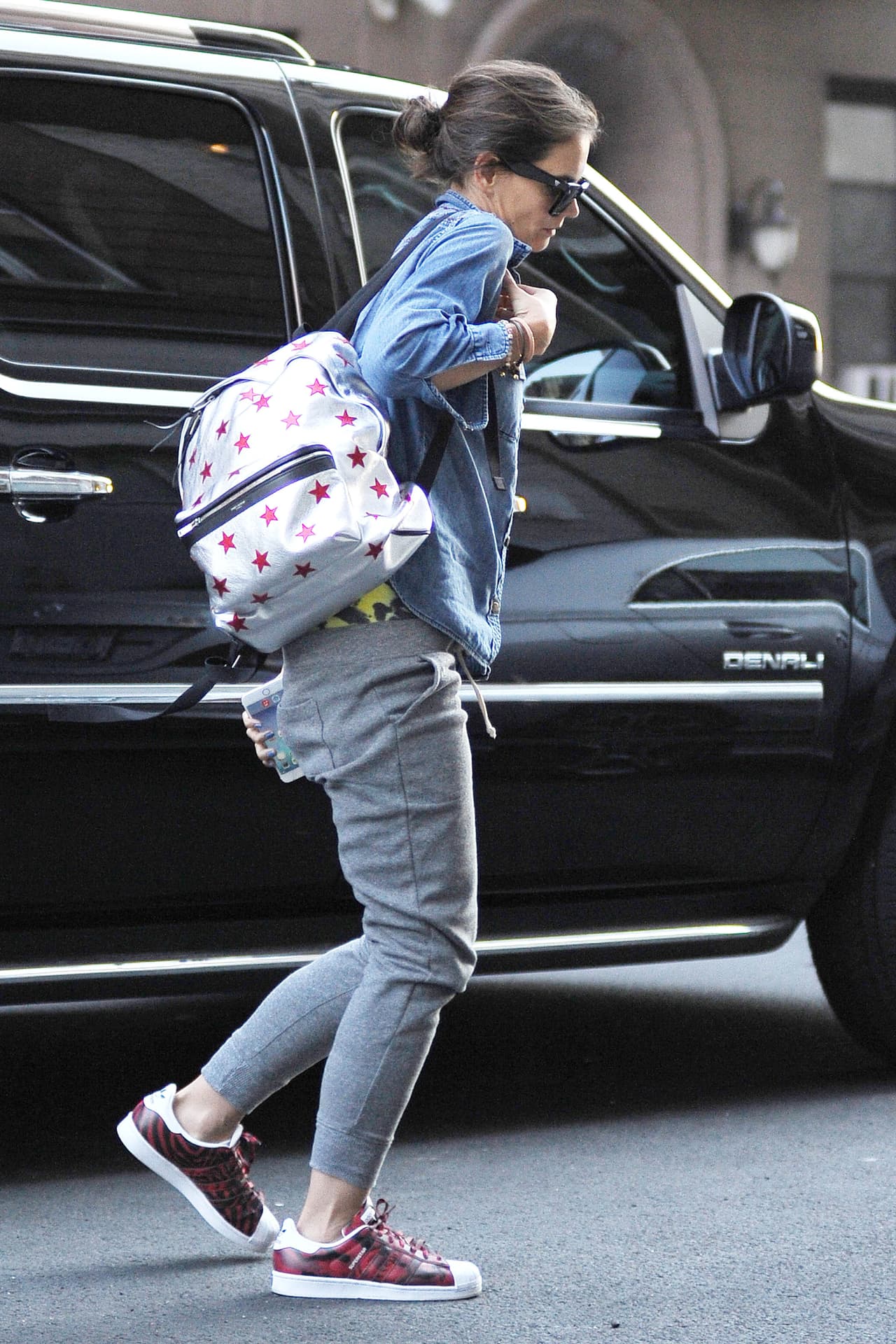 Katie siempre recoge a Suri de sus clases de ballet, francés y español. ¡Es una mamá muy responsable!