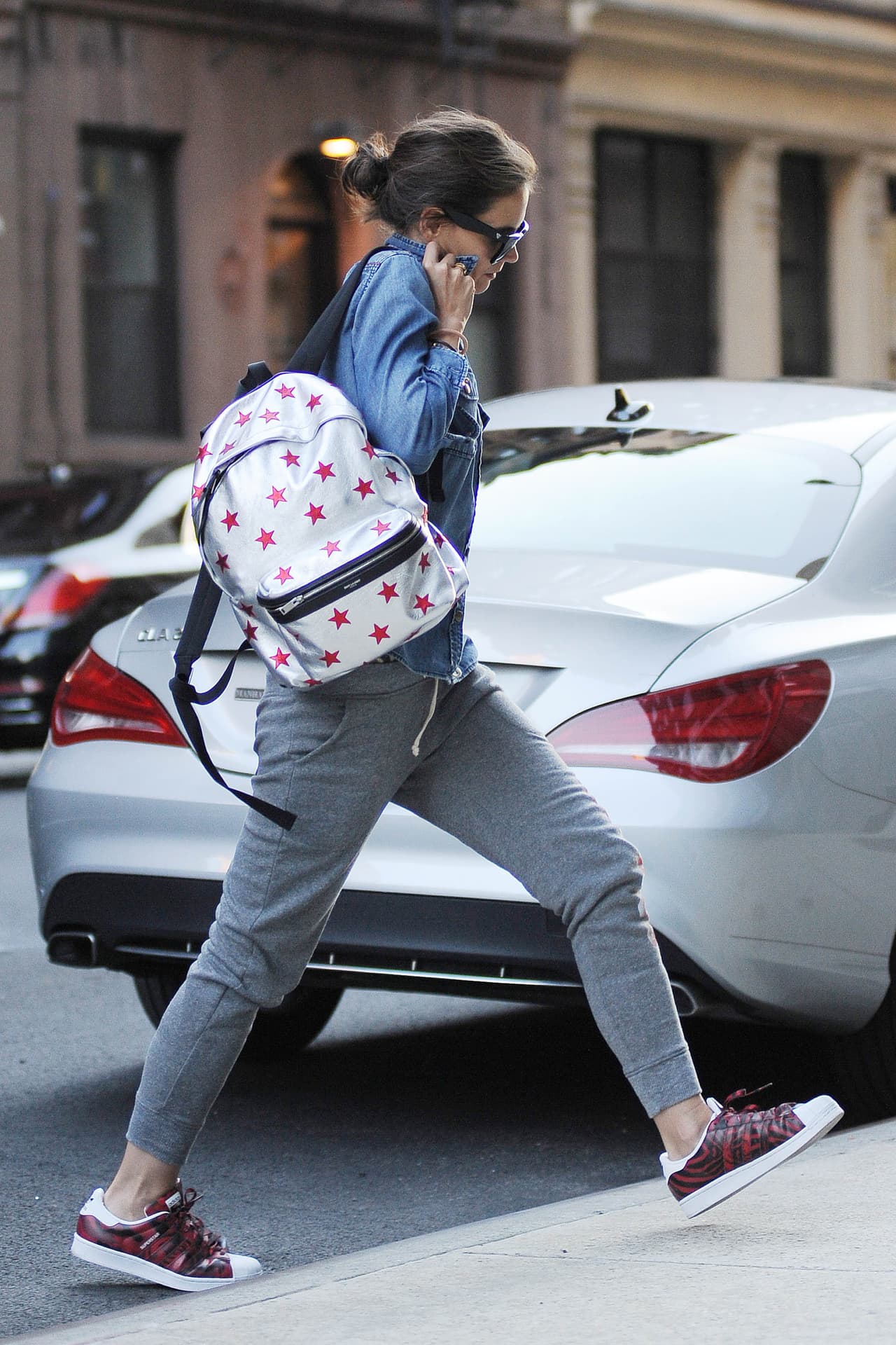 Como cualquier mamá, la actriz le carga la mochila, y aunque trae pants y tenis, se ve súper 'chic'.