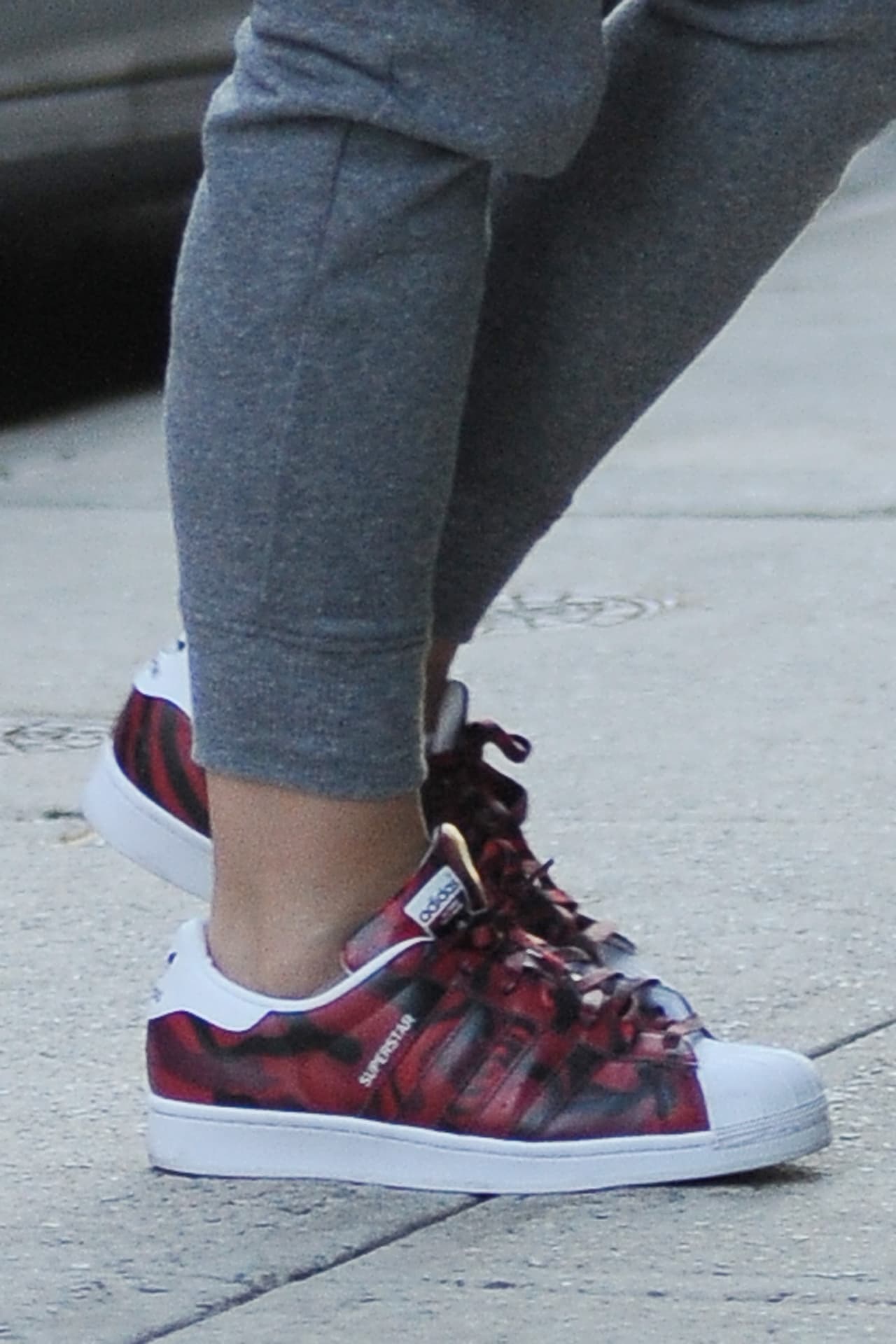 Para las actividades de mamá, Katie prefiere la comodidad pero con modelitos padrísimos.