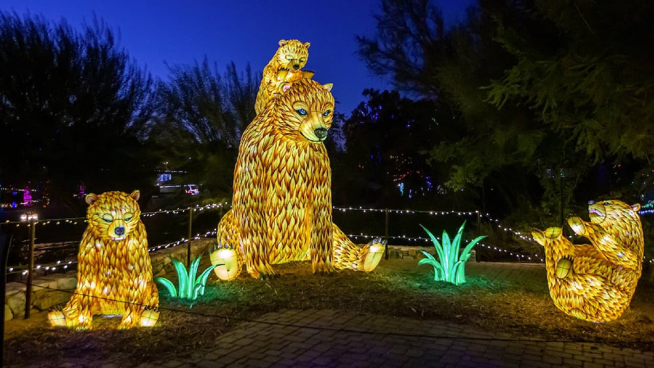 Los residentes podrán comprar sus boletos para “Zoolights” a través de 
<a href="https://www.phoenixzoo.org/events/walk-thru-zoolights/" target="_blank">esta página</a>.