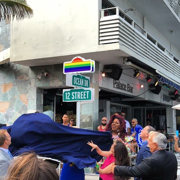 Miami Beach instala primer rótulo de orgullo gay