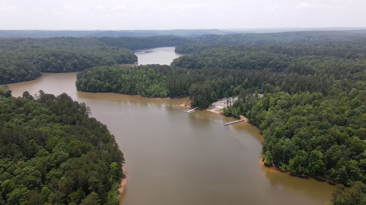 También cuenta con un campamento que está diseñado específicamente para casas rodantes, mientras que otra área de campamento primitiva es solo para tiendas de campaña y hamacas.