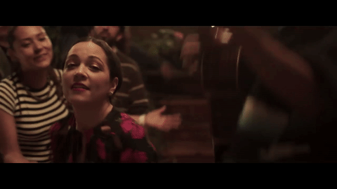 Y con esta peculiar despedida, Natalia se aleja de la cámara y se adentra en la fiesta con su gente.