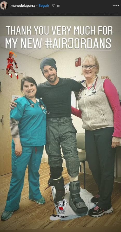 Aunque no dio detalles, por la fotografía se ve que no fue nada grave, pero seguramente tendrá que estar en reposo para que su pie sane.