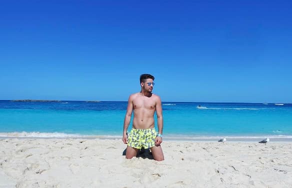 Sol, playa y arena... A William le encanta apreciar lo bello de la vida.