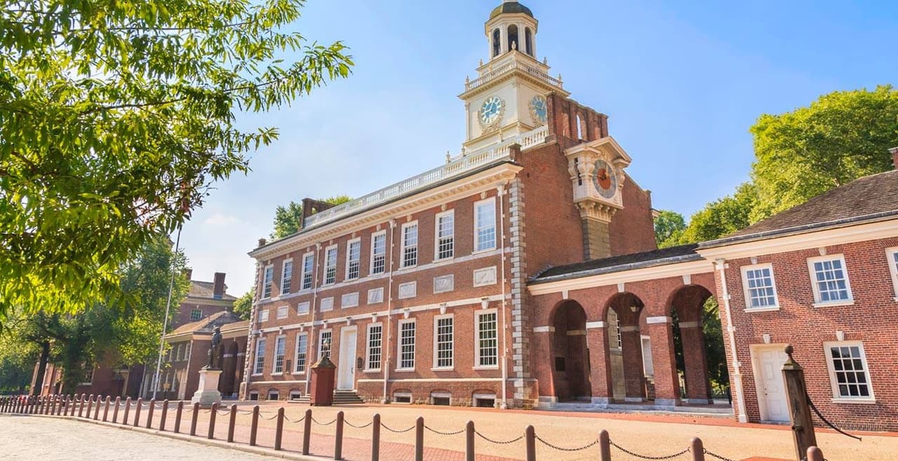 <b>Independece Hall</b>: ¿Por qué es conocida Filadelfia cuando se trata de la historia de Estados Unidos? El Salón de la Independencia, es la pieza central y el edificio más icónico del 
<b>Parque Histórico Nacional Independencia</b> de la ciudad. Fue en este icónico edificio de ladrillo rojo donde se firmó la 
<b>Declaración de Independencia</b> y se adoptó la 
<b>Constitución de Estados Unidos</b>. Muchos lo consideran el lugar de nacimiento de Estados Unidos tal como lo conocemos hoy.