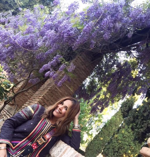 Ella ha compartido hermosas postales de su viaje por España, aquí la vemos desde los jardines de La Alhambra.